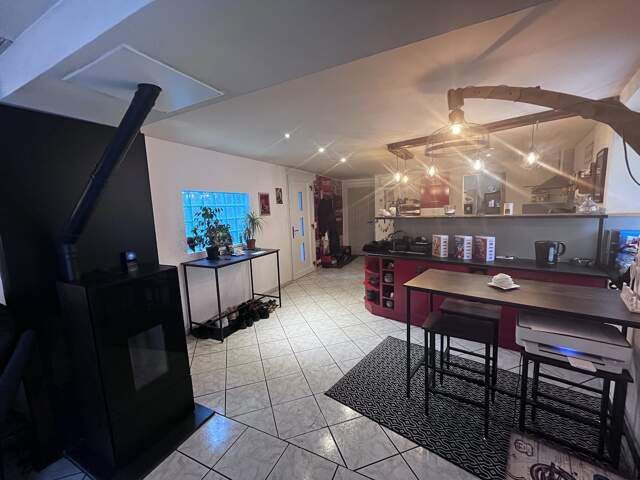 SAINT JULIEN MONTDENIS Dans charmant village situé à proximité des Stations et d'une sortie de l'A43 Découvrez cette maison entièrement rénovée avec goût d'une surface habitable de 164 m2 ouvrant sur une agréable terrasse au calme, qui bénéficie en outre de nombreuses dépendances — photo du bien