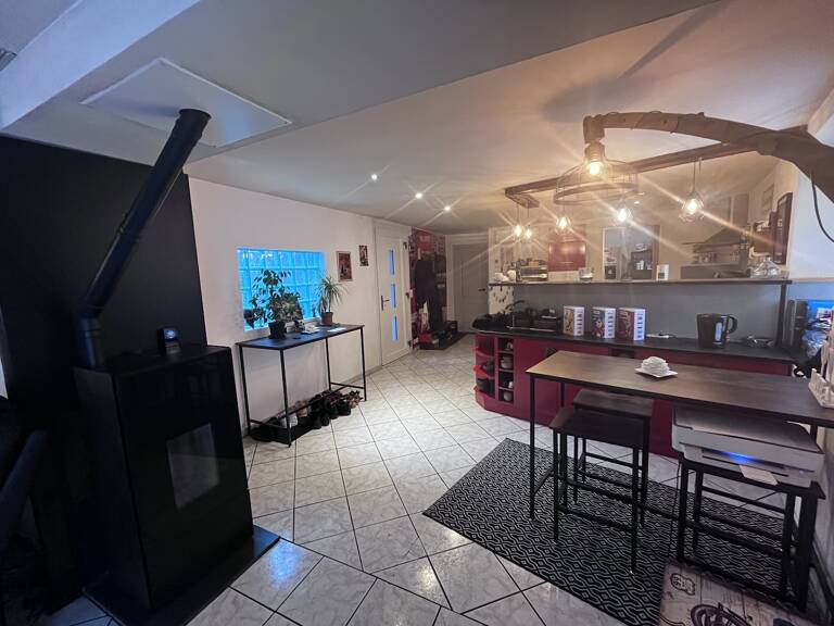 SAINT JULIEN MONTDENIS Dans charmant village situé à proximité des Stations et d'une sortie de l'A43 Découvrez cette maison entièrement rénovée avec goût d'une surface habitable de 164 m2 ouvrant sur une agréable terrasse au calme, qui bénéficie en outre de nombreuses dépendances — photo 1