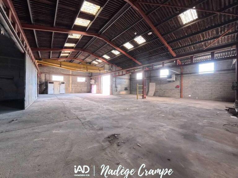 Vente Local d'activités 702 m&sup2; — photo 1