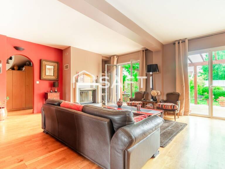 Une maison familiale rare aux volumes généreux, avec jardin, terrasse et espace professionnel indépendant. — photo 1