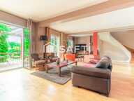 Une maison familiale rare aux volumes généreux, avec jardin, terrasse et espace professionnel indépendant. — photo 2