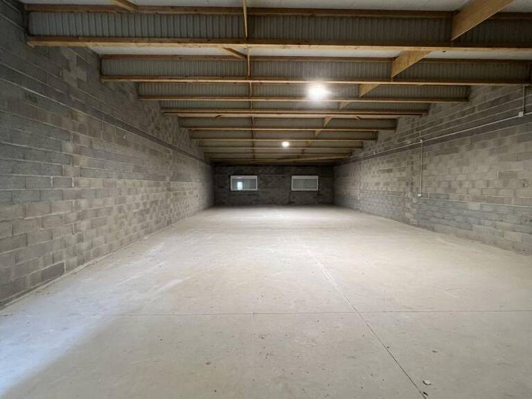 Location Hangar 220 m&sup2; — photo 1