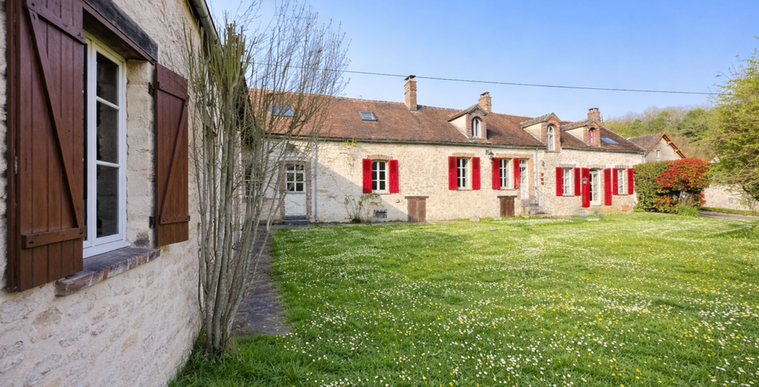 CORPS DE FERME AVEC VERGER ET DÉPENDANCES — photo 1