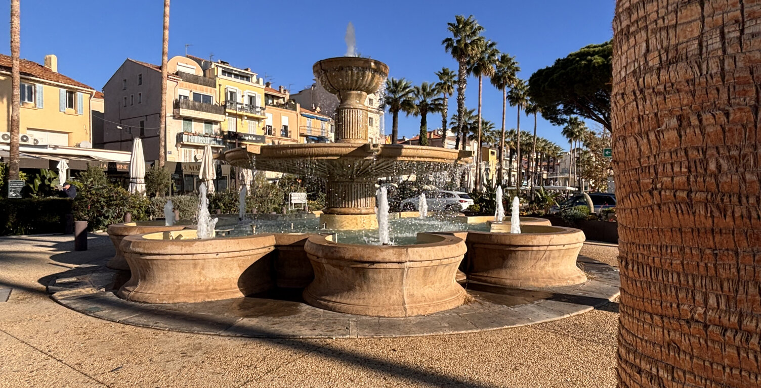 AVP IMMO - Appartement T2 dernier étage avec terrasse Bandol — photo 1