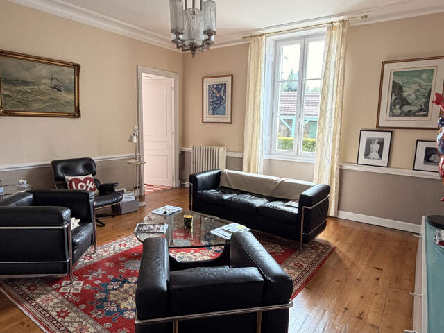 Séduisante maison  de ville proche du centre de St Jean d'An — photo du bien