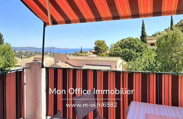 Référence : 6982-LES. - MAZET DUPLEX VUE MER & COLLINES AVEC TERRASSE & PARKING À CAVALAIRE SUR MER — photo 2