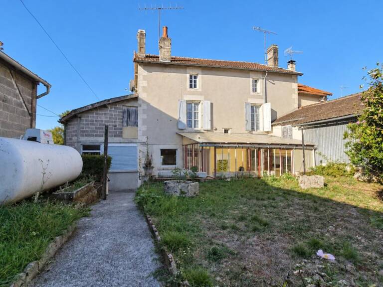   Maison de caractère aux multiples possibilités – Cœur de Saint-Laurent-de-Céris — photo 1