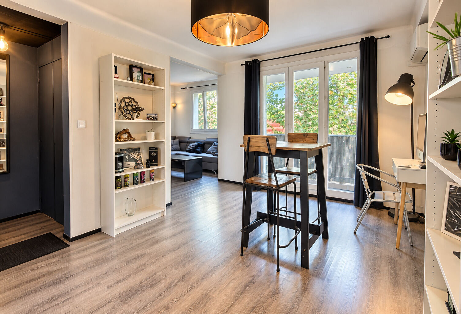 MARIGNANE -  Appartement lumineux avec balcon et cave, faibles charges, avec possibilité d'acquérir un garage en supplément ? 180 000  — photo 1