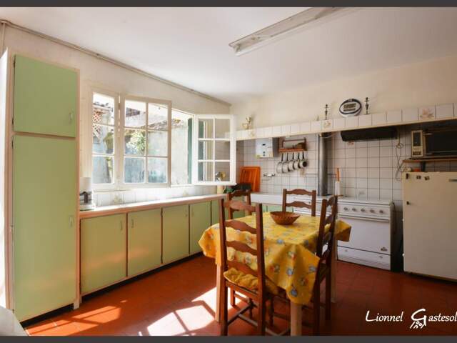 Maison de ville à vendre à rénover 2 chambres avec cour et petite dépendance à SAINTE FOY LA GRANDE (33) — photo du bien