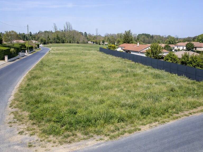 Terrain à bâtir à Saint-Savin (33920) — photo 1