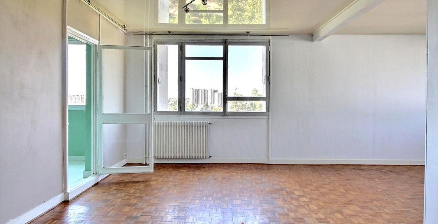 A VENDRE - T4 LUMINEUX - VUE DÉGAGÉE - PISCINE - RESIDENCE ARBORÉE - SECTEUR SAINT LOUP - 13010 MARSEILLE - — photo 1