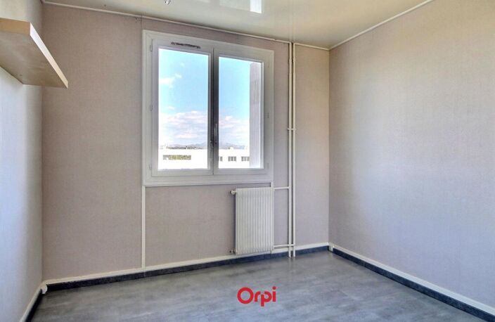A VENDRE - T4 LUMINEUX - VUE DÉGAGÉE - PISCINE - RESIDENCE ARBORÉE - SECTEUR SAINT LOUP - 13010 MARSEILLE - — photo 4