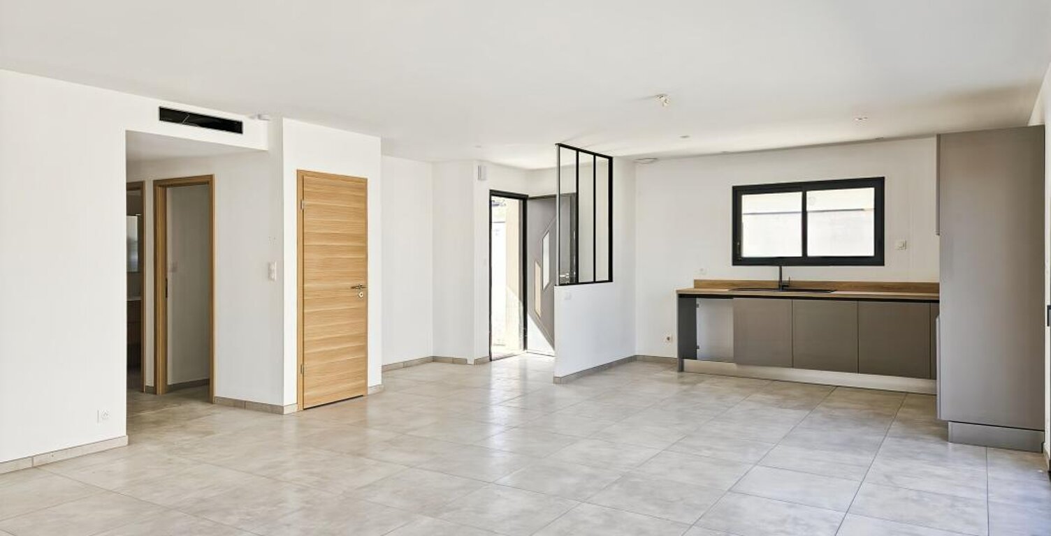 Maison neuve avec garage et jardin — photo 1