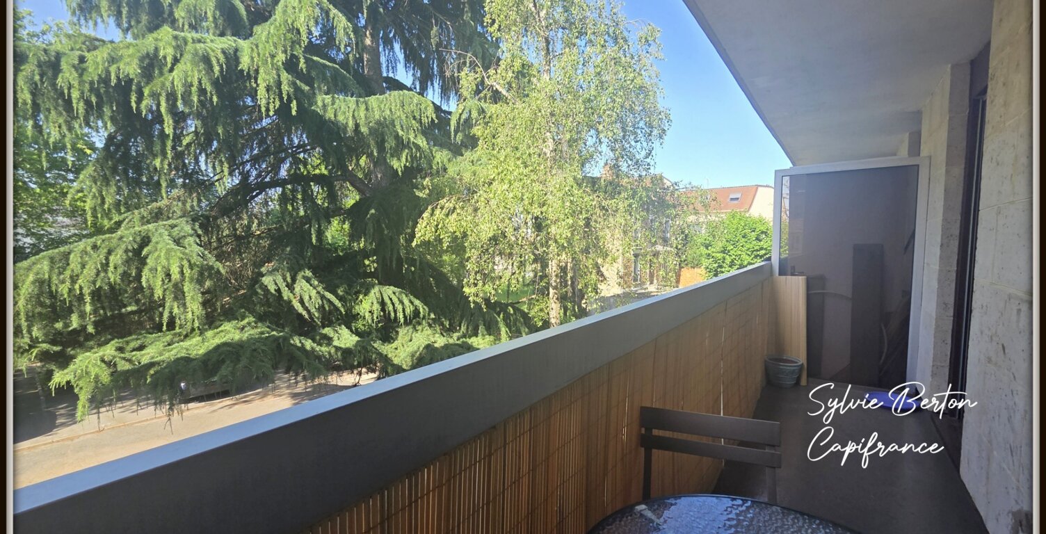 VAUJOURS Studio - 34 m2 avec balcon et place de parking — photo 1