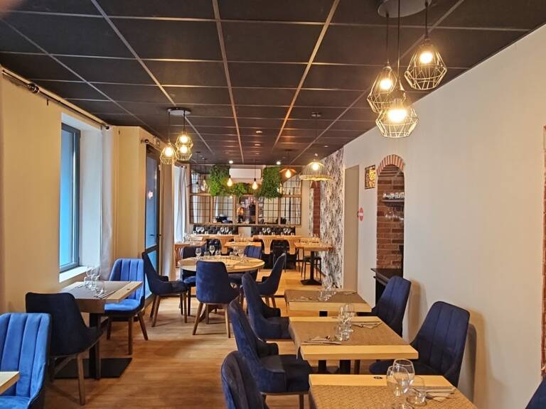 À VENDRE – MURS COMMERCIAUX D’UN RESTAURANT AVEC TERRASSES ET JARDIN – BOURGOGNE DU SUD — photo 1