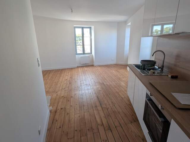 Appartement remis à neuf à louer 2 pièces dont 1 chambre.  42 m²  FONTENAY LE COMTE (85) — photo du bien