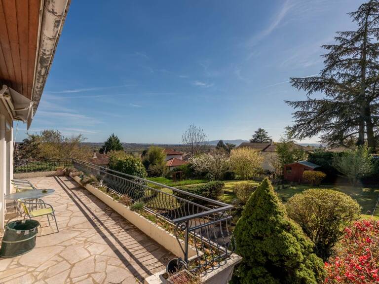 Maison rénovée à vendre avec vue et 1 800 m² de terrain — photo 1