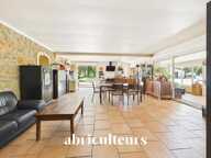 Maison familiale en pierre à vendre à Grans, sur un jardin arboré de 254 m² (13250) — photo 4