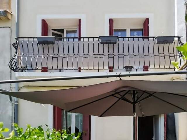 Maison lumineuse avec terrasse, vue dégagée et garage — photo du bien