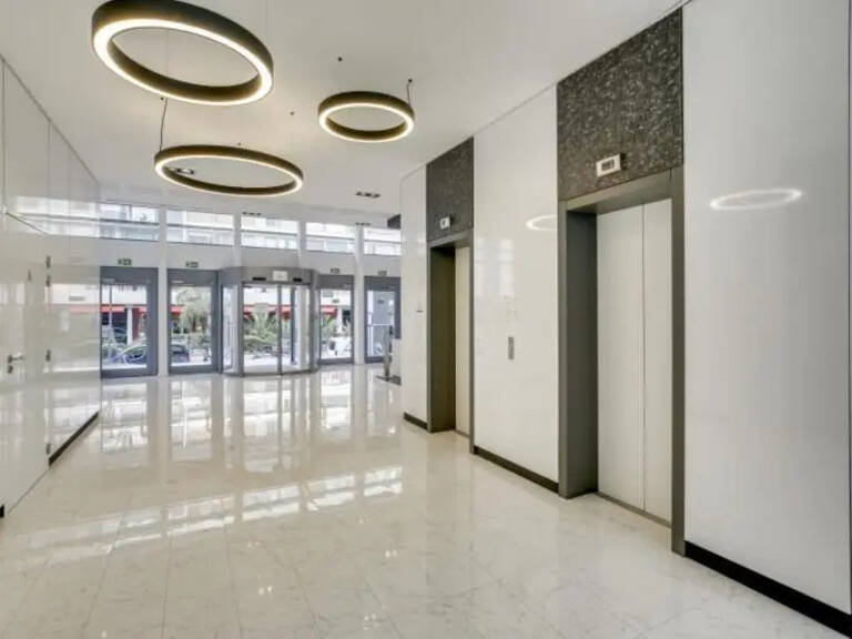 Bureaux à Louer à Boulogne Billancourt : Immeuble restructuré, certifié BBC Effinergie, accès PMR, accès sécurisé, terrasse avec vue sur la Tour Eiffel, parkings électriques, cuisine équipée — photo 1