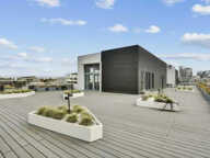 Bureaux à Louer à Boulogne Billancourt : Immeuble restructuré, certifié BBC Effinergie, accès PMR, accès sécurisé, terrasse avec vue sur la Tour Eiffel, parkings électriques, cuisine équipée — photo 3