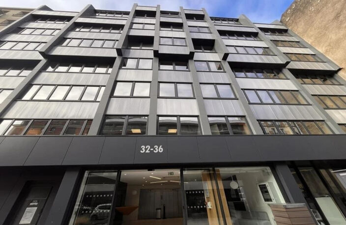 Bureaux à louer de 433 m² divisibles à Boulogne Billancourt. Ensemble immobilier de bureaux d'excellent standing, façades ITE, vue tour Eiffel, climatisation réversible, fibre optique, vidéosurveillance — photo 2