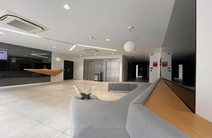 Bureaux à louer de 433 m² divisibles à Boulogne Billancourt. Ensemble immobilier de bureaux d'excellent standing, façades ITE, vue tour Eiffel, climatisation réversible, fibre optique, vidéosurveillance — photo 3