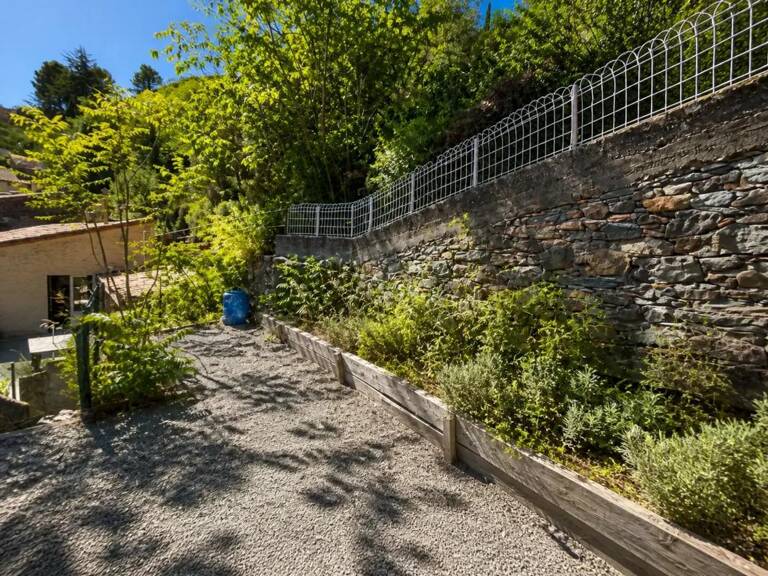Maison de 5 pièces de 126 m² à Lastours avec terrasse et jardinet.
Vue panoramique — photo 1