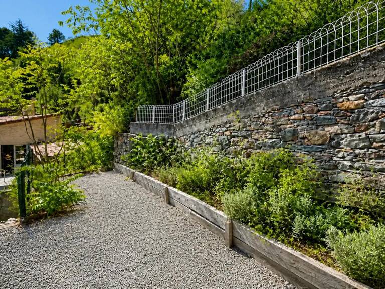Maison de 5 pièces de 126 m² à Lastours avec terrasse et jardinet.
Vue panoramique — photo 1