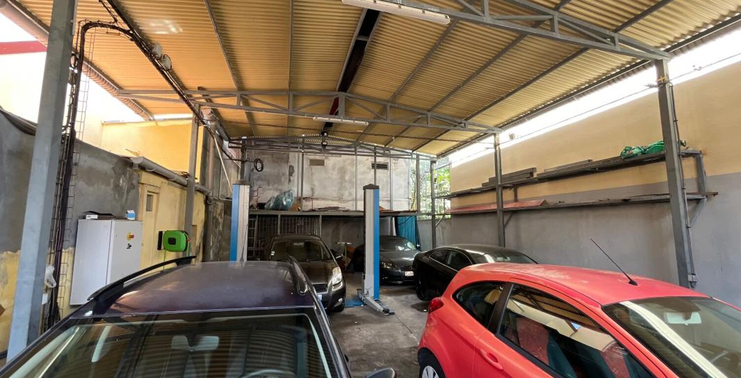 Fort-de-France : Entrepôt 120m2 en coeur de ville — photo 1