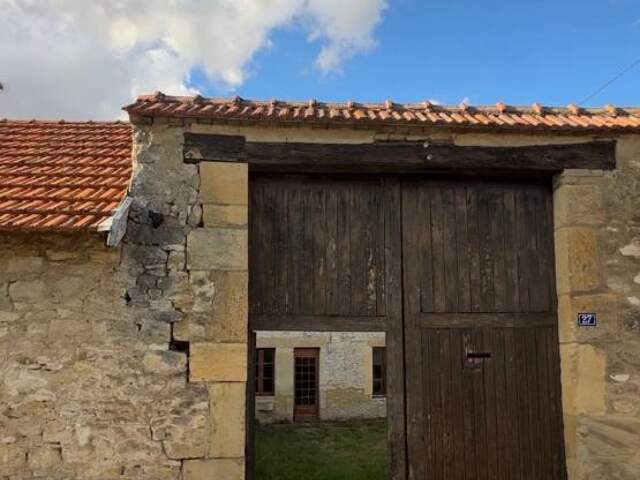 Corps de ferme de charme / Jardin clos de murs & dépendance en pierre — photo du bien
