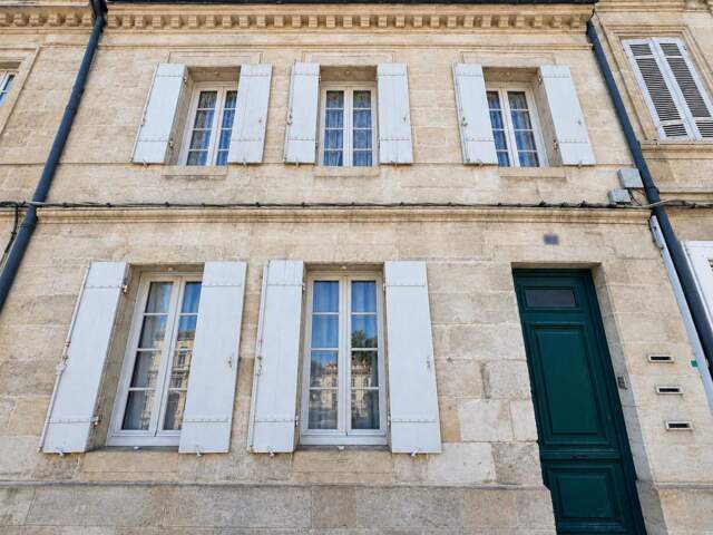 LIBOURNE – PLACE JOFFRE – Maison en pierre à rafraichir – Famille ou investisseur — photo du bien
