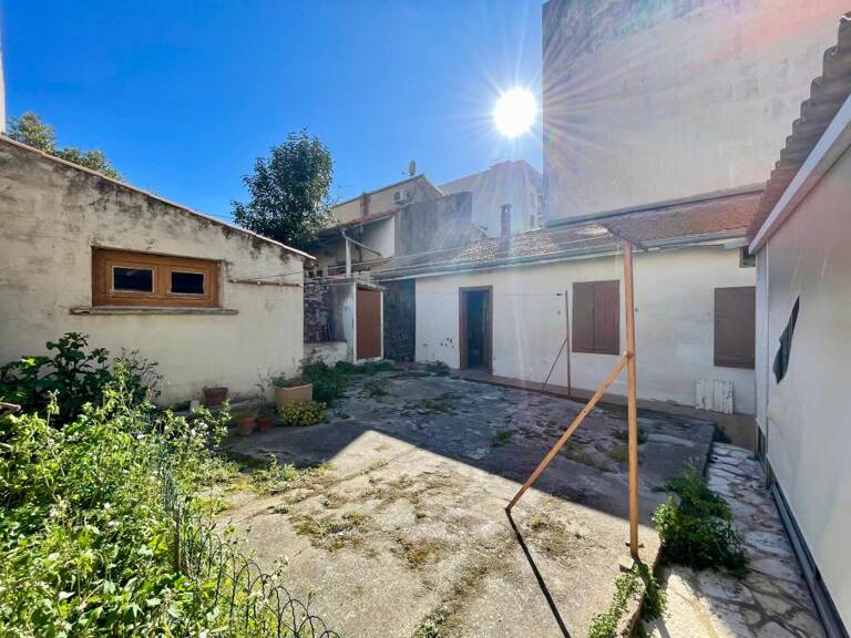 Maison À Vendre - Gros potentiel en centre-ville — photo 1