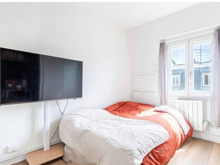 Grand studio  de charme 22,21 m2 étage élevé Paris 18 — photo 1