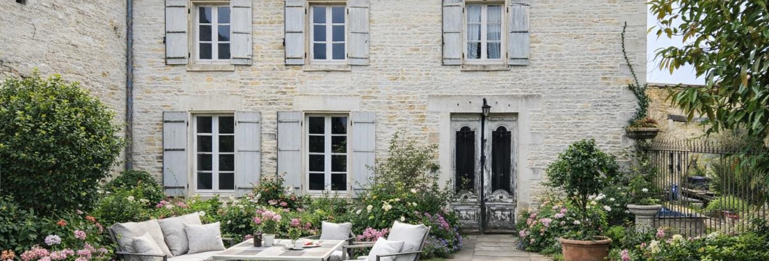 Maison 10 Pièces 258 m² à vendre à Nercillac (16200)