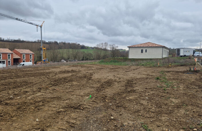 L'ISLE JOURDAIN - TERRAIN VIABILISE DE 1150 m2 — photo 2