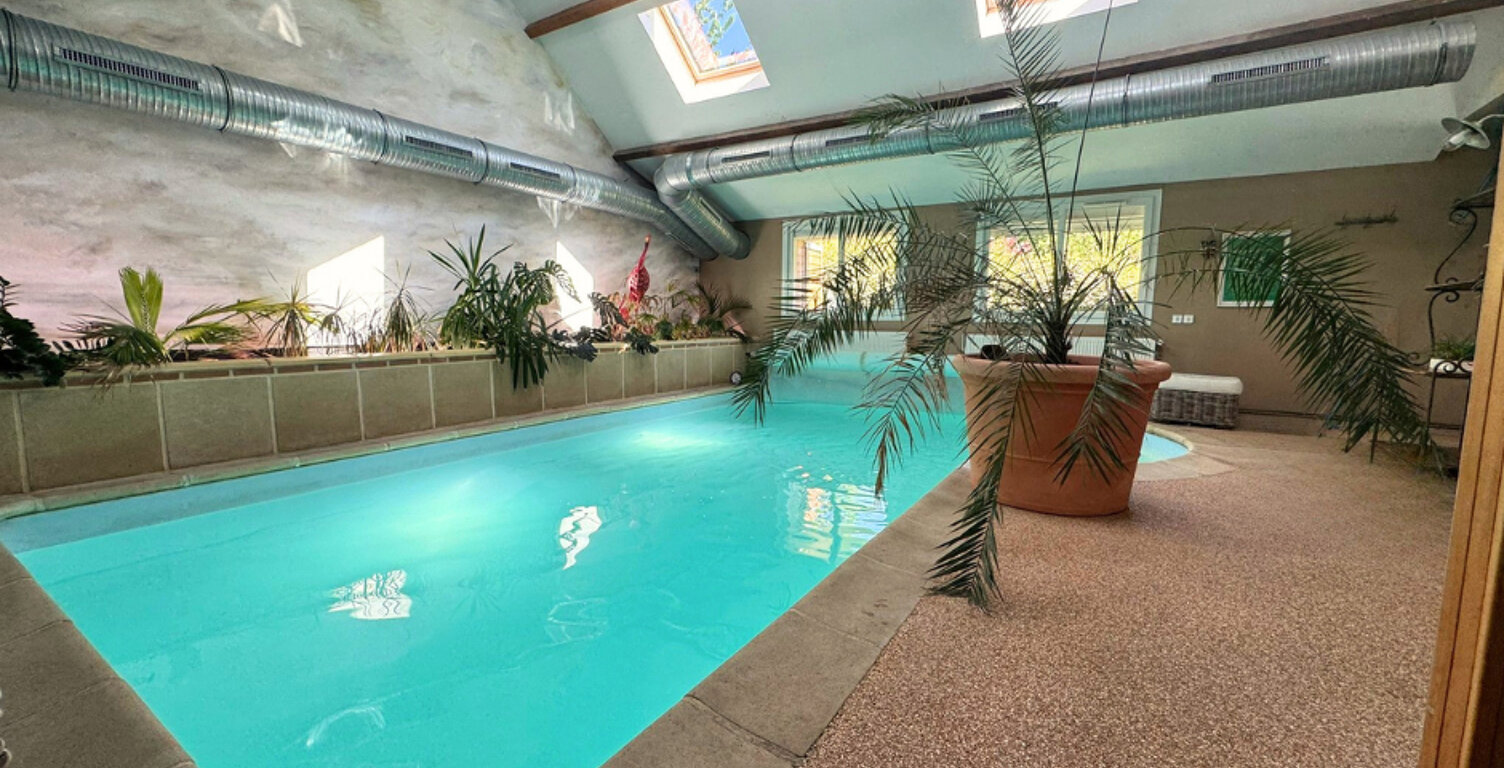 Laissez-vous surprendre: Grande maison 5 chambres, piscine intérieure, salle de billard, jardin, garage double — photo 1
