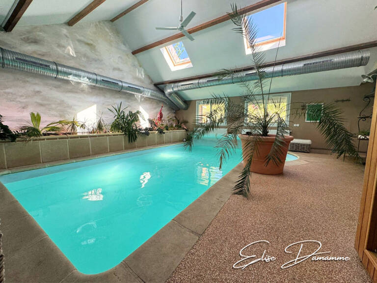 Laissez-vous surprendre: Grande maison 5 chambres, piscine intérieure, salle de billard, jardin, garage double — photo 1
