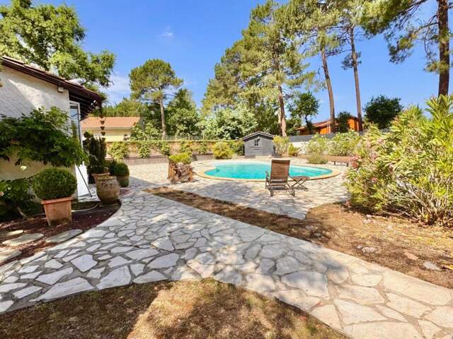 Maison avec piscine et grand garage — photo du bien