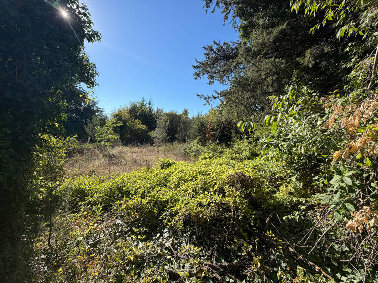 Terrain constructible 1960m2 - LAUDUN centre — photo 1