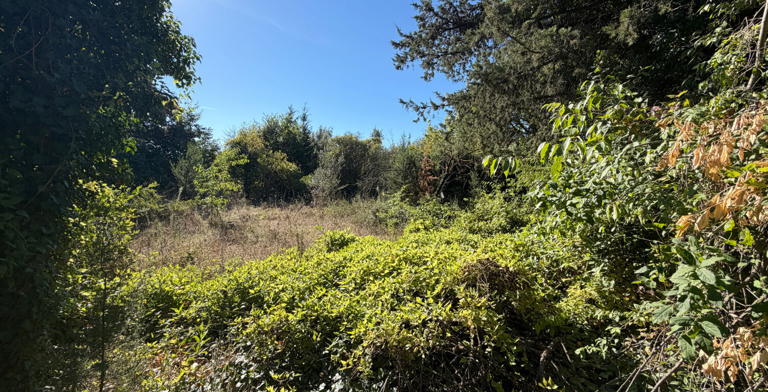 Terrain constructible 1960m2 - LAUDUN centre — photo 1