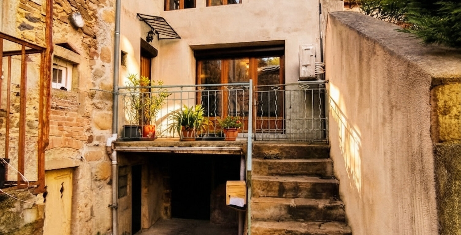 Maison de village avec terrasse et caves — photo 1