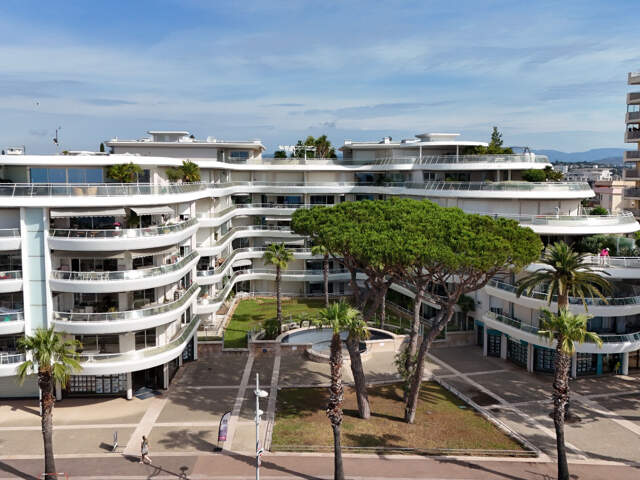 FREJUS PLAGE  T2 GRANDE TERRASSE VUE MER DOUBLE GARAGE — photo du bien