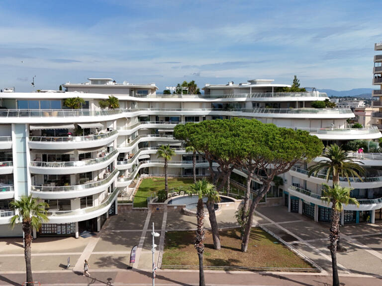 FREJUS PLAGE  T2 GRANDE TERRASSE VUE MER DOUBLE GARAGE — photo 1