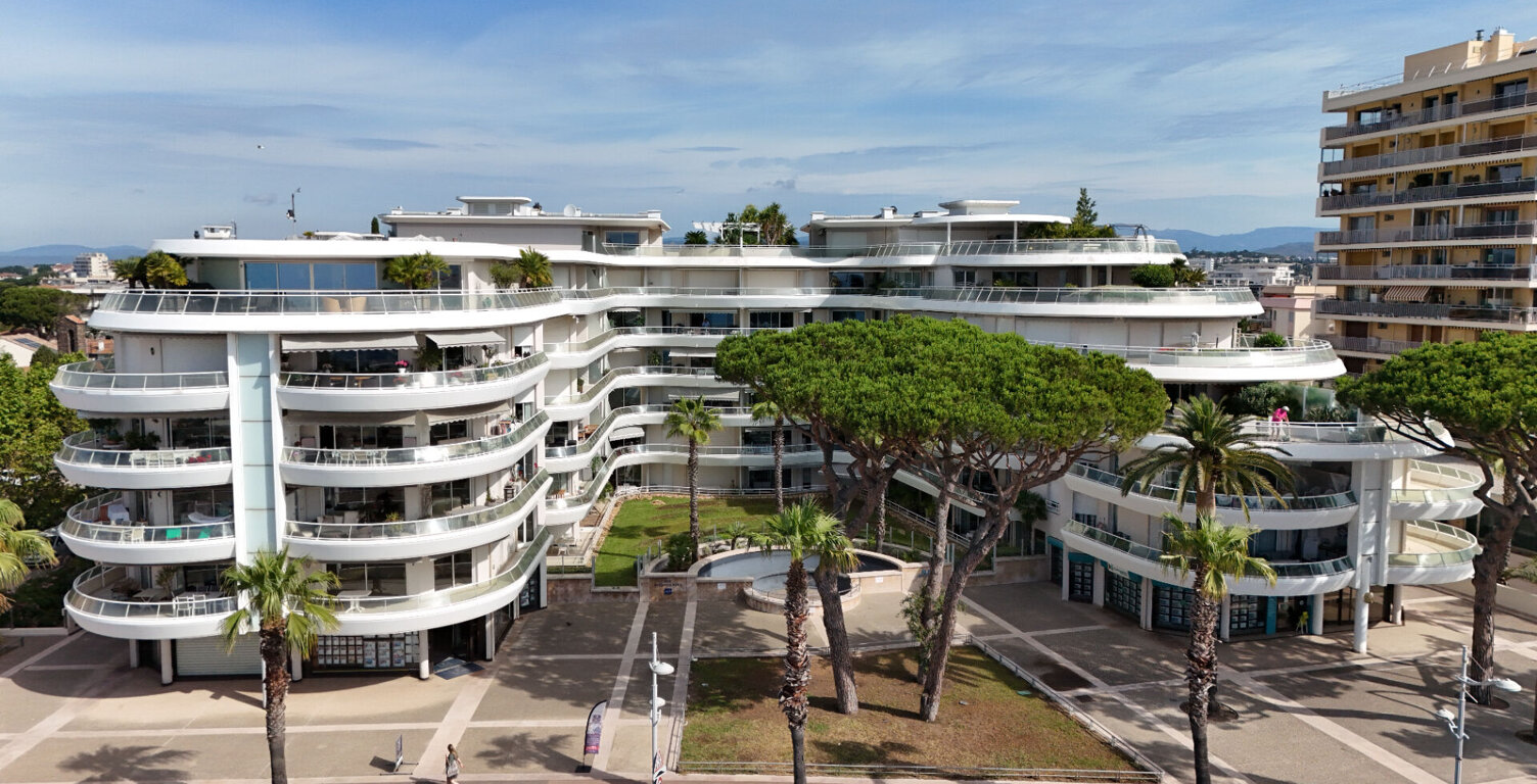FREJUS PLAGE  T2 GRANDE TERRASSE VUE MER DOUBLE GARAGE — photo 1