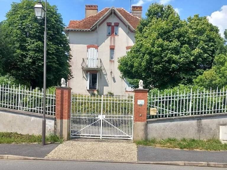 A vendre dans l'Indre, une belle villa avec gîte et jardin. — photo 1
