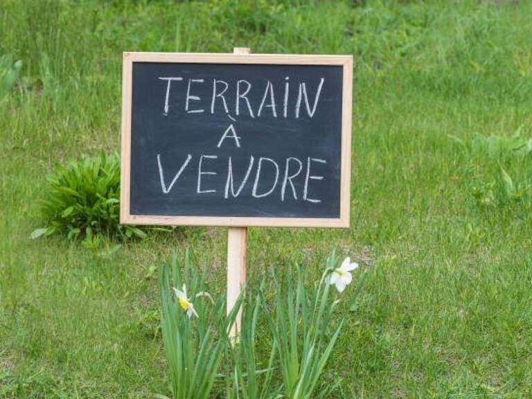 TERRAIN CONSTRUCTIBLE 722 m2 — photo 1