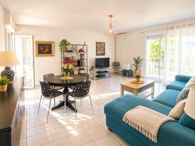 APPARTEMENT GRAND T3 LUMINEUX  BALCON  ASCENSEUR GARAGE A DEUX PAS DU CENTRE DE LA ROCHELLE  ! — photo du bien