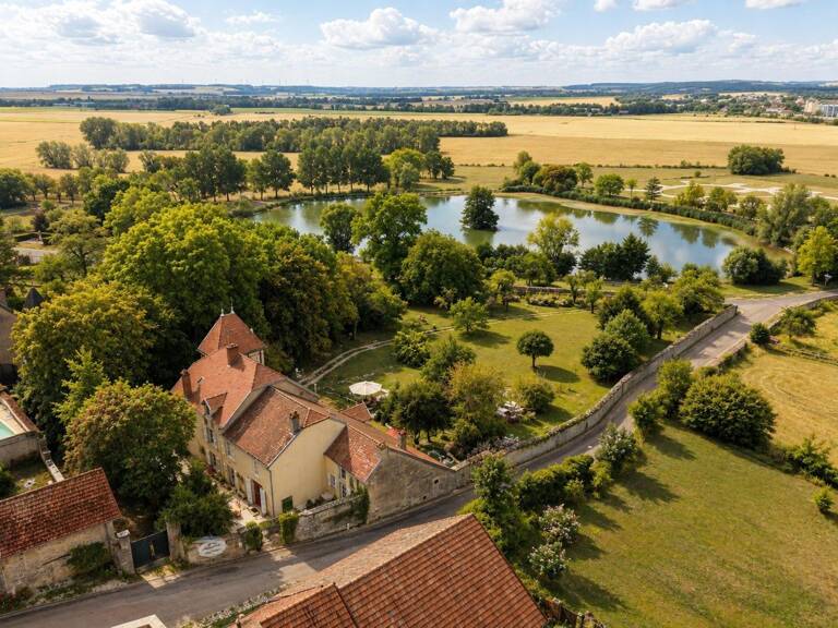 Propriété de caractère d'environ 255 m² au cœur de Montsaugeon  parc clos, sources et dépendances — photo 1
