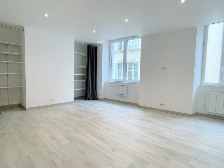 A VENDRE - Immeuble de rapport centre-ville Argenton-sur-Cre — photo 1